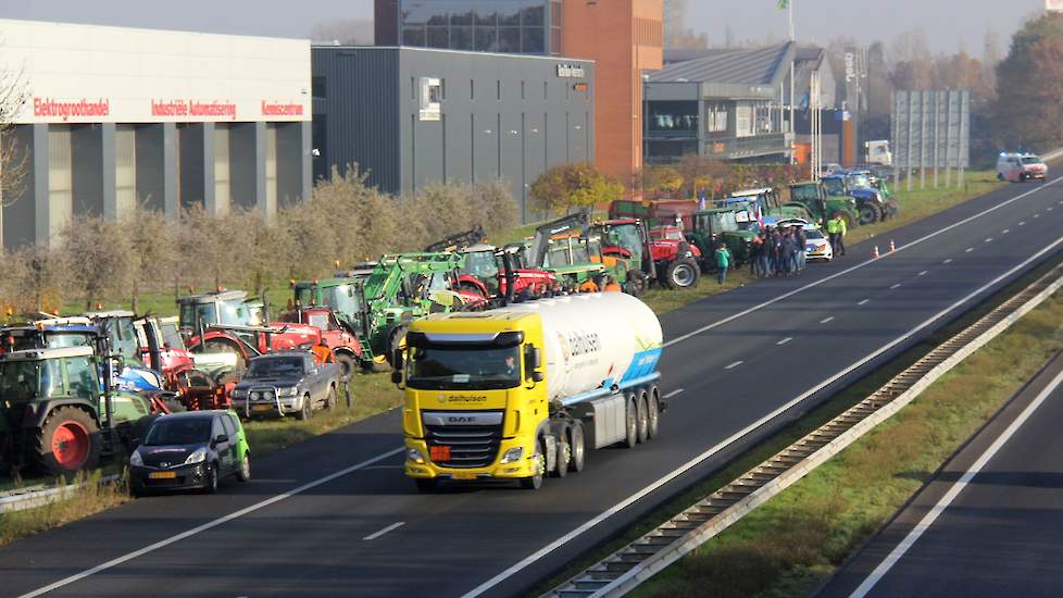 Melkveehoudster Jannet Kleve uit Halle (GD): „De sfeer hier is super. Er is veel bereidheid tot actie, zodat den Haag in de gaten krijgt dat wij niet meer met ons laten sollen. Den Haag moet stoppen met alle onzinnige regelgeving." Ze voegt er aan toe: 'S