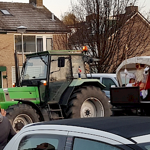 Aankomst Sinterklaas per trekker bij school van de kinderen van agrarisch journaliste Mariska Vermaas