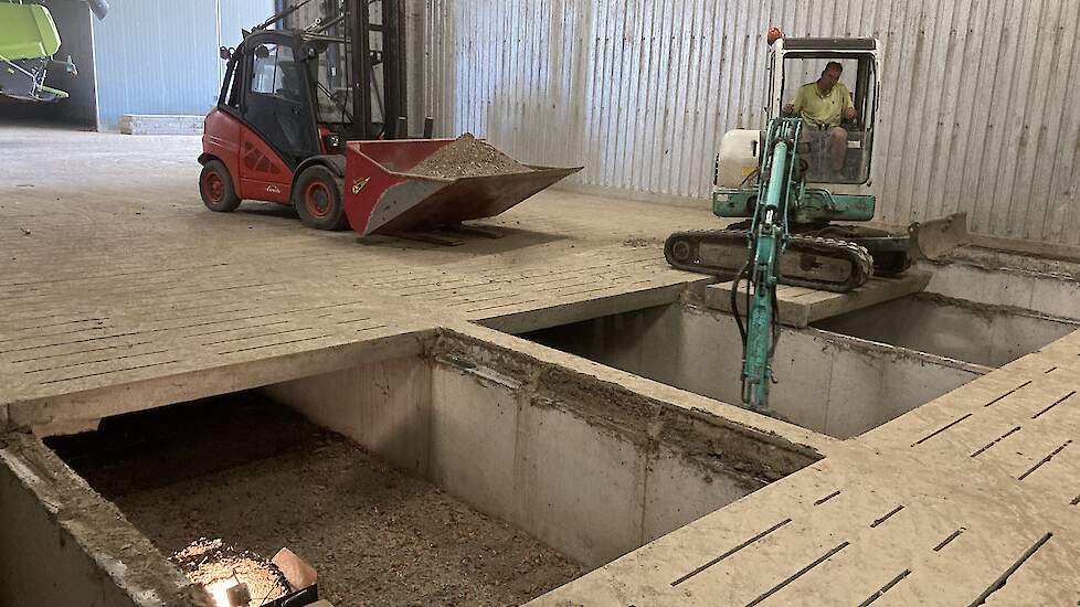 Met een minikraan haalt Reinout de ondergrondse kanalen leeg. Ook de ventilatoren en de roosters worden gereinigd. Dit is geen nieuwe klus: zo om de vijf jaar haalt de akkerbouwer haalt de zeefgrond uit de kanalen. „We proberen de machines en de bewaring