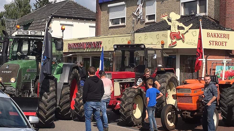 Drukte met trekkers voor de bakkerij in Neede