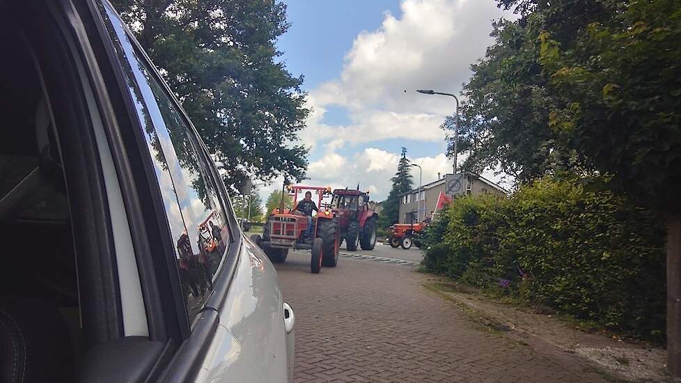 Boeren onderweg naar de bakkerij in Neede