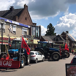 Boeren trokken zaterdag naar Bakkerij Stroet in Neede om FDF-vlaaien, die de bakker heeft gemaakt, uit te delen