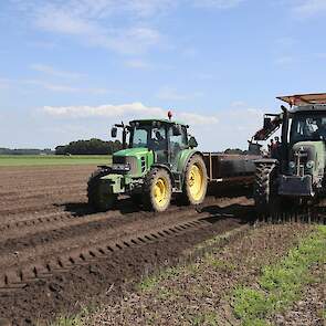 Het Noordhollandse bedrijf heeft 35 hectare tulpen. Vanwege de ruime vruchtwisseling van 1 : 7 zoekt de teler overal land. In dit geval bij melkveebedrijf mts. Aalberts-Augustinus in Dronten.