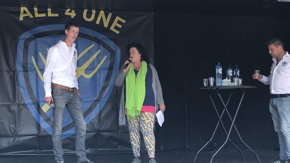 Jos Ubels (links) op het podium tijdens het protest in Bilthoven, nabij het RIVM.