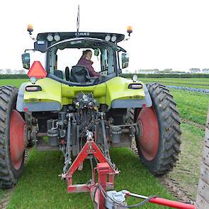 De strokenteelt vraagt om aangepaste machines. Door met vaste rijpaden te werken wordt maar 10 procent van de grond belast. Mosselman hoopt op de andere 90 procent een gezondere bodem over te houden.