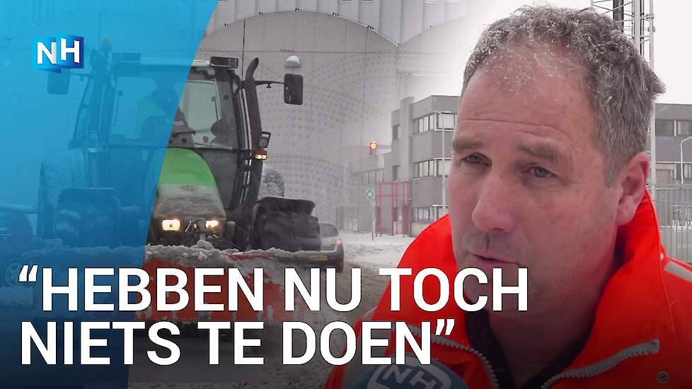 Boeren helpen met sneeuwbestrijding op de weg