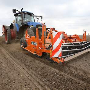 Inmiddels zitten alle aardappelen in de grond. Het poten ging dankzij de gunstige weersomstandigheden perfect. Ook de kleigrond - 45 tot 50 procent afslibbaar - lag er goed bij.