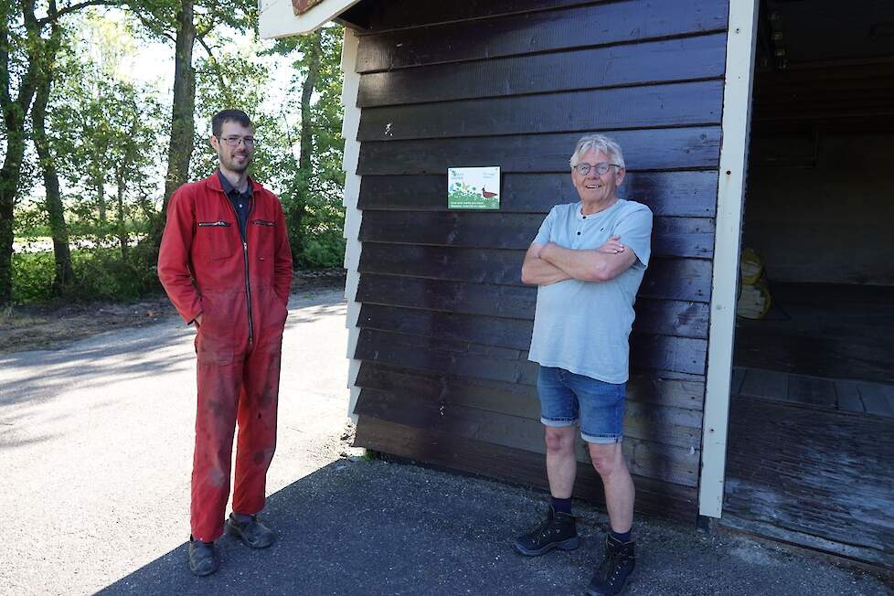 Akkerbouwer Jeroen Nieuwhof (links) ontvangt van ANV-voorzitter Klaas-Wim Jonker zijn bordje.