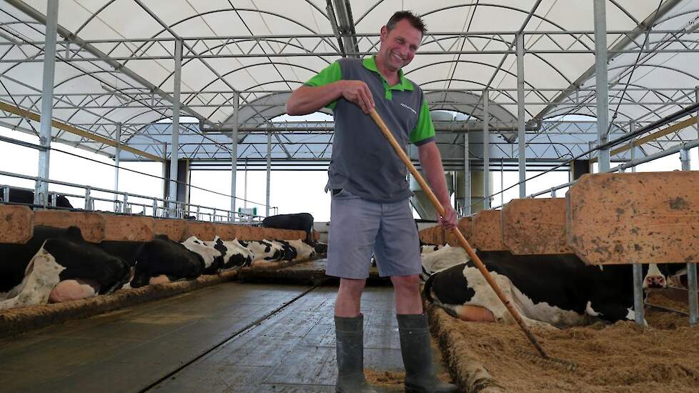 Werner Melissen (op de foto) heeft met zijn vrouw Marian een melkveebedrijf in Hoogland met zo’n 90 melkkoeien. Sinds 20 april staan de koeien in de nieuwe serrestal.