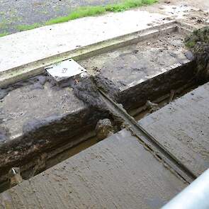 De dikke fractie wordt met behulp van een mestschuif uit de stal geschoven.