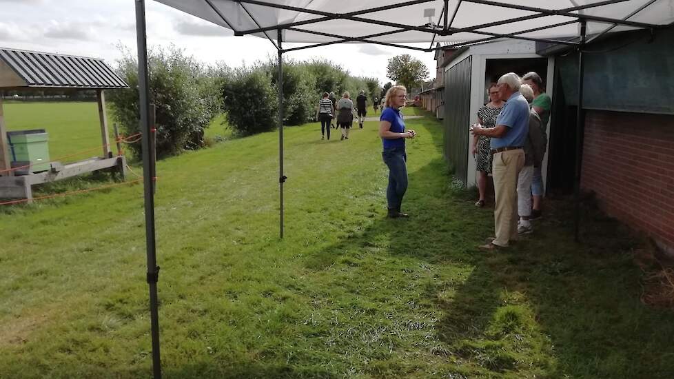 Tim vertelt dat hij en zijn ouders tijdens de opendag vooral druk zijn met gesprekken voeren met de bezoekers.