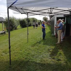 Tim vertelt dat hij en zijn ouders tijdens de opendag vooral druk zijn met gesprekken voeren met de bezoekers.