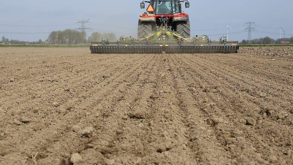 De zeven meter brede machine, een Celli Maxi, heeft een bedbreedte van 2.25 meter.