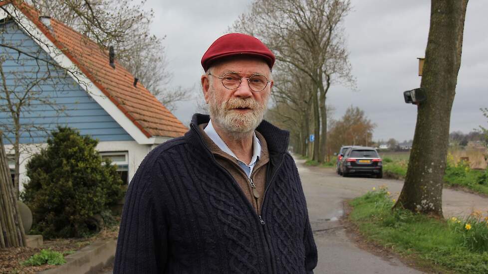 Gerard den Hartigh op de dijk tussen woning en bedrijf.