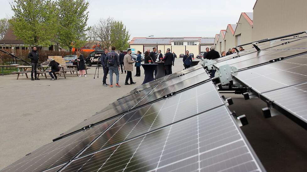 Het prototype staat op het erf. Het rijdende zonnepark beweegt stapvoets en is opvouwbaar als het land wordt bewerkt of gewas verzorgd. Ook komt er een beregeningsonderdeel in om de gewassen waar overheen wordt gereden ook te kunnen beregenen. Of om bijvo