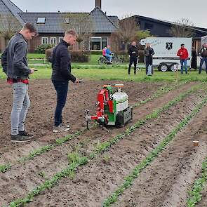 Tijdens de velddemobijeenkomst demonstreerde Abemec de ‘schoffelrobot’ NAIO OZ. De kleine robot die zelf rond de 50 kilo weegt kan wel 300 kilo trekken. Met een volledige accu kan de robot 8 uur schoffelen.