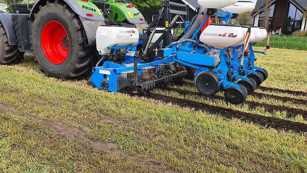 Deze freest stroken uit waar daarna in één werkgang maïs ingezaaid wordt. De groenbemester tussen de rijen kan hierdoor blijven staan.