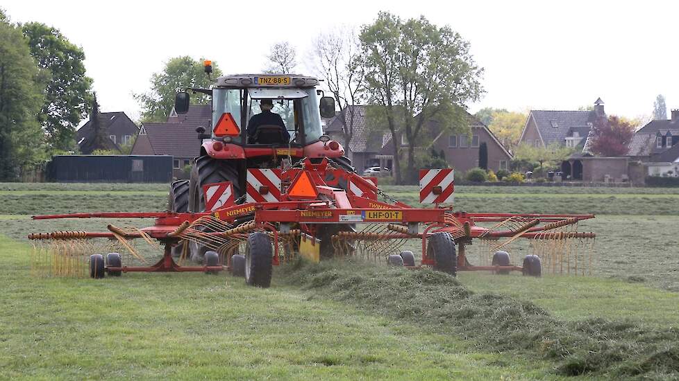 Opa is aan het harken, vader Nicky haalt het gras op. En Theon gaat later de kuil aanrijden.