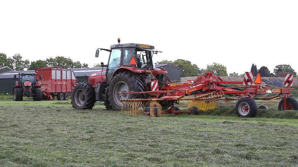 De heren werken met twee trekkers, van maaien tot en met inkuilen.