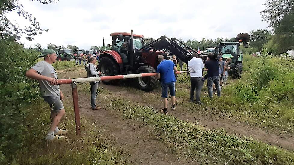 De nieuwe grenspost waarheen de trekkers reden voor de goed stilgehouden en ludieke actie. Eén boer zegt z'n hart vast te houden voor wat betreft de stemming in Den Haag morgen.