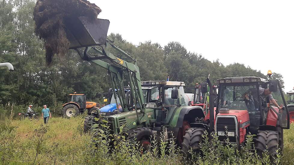 Wanneer vandaag en morgen niet geluisterd wordt naar de boeren, is 'niet zeker waar de vracht in de voorlader zal belanden', meent één van de aanwezigen. Daarom waren er ook enkele mesttonnen achter de trekkers gekoppeld. De organisatie vraagt of de vanda