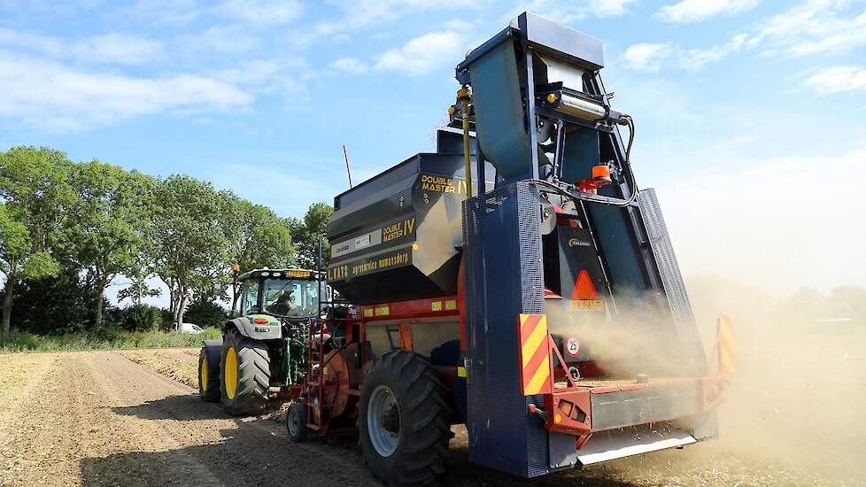 Het stro wordt aan de achterkant weer verspreid over het land. Hoe rijper het gewas, hoe fijner het stro.