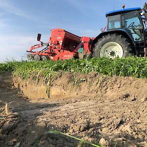 Akkerbouwer Van der Velder had ook een profielkuil gegraven, zodat de bezoekers konden zien hoe de grond is opgebouwd en hoe diep aardappelen wortelen.