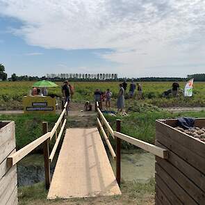 Via een loopbrug kon het bezoek van Van der Velde naar het bedrijf van zijn buurman waar (ook) aardappelen konden worden gerooid.