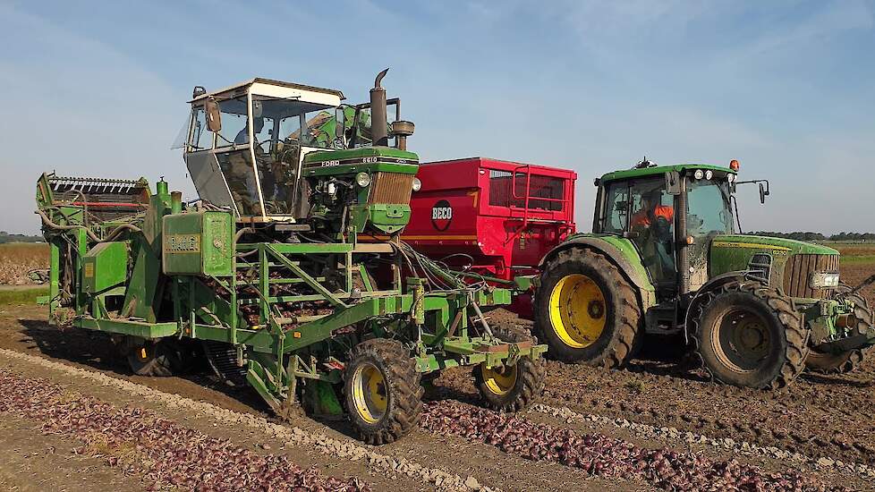 Uien laden 2022 - Krakei Ford 7710 met egelband en axiaalset - 3x John Deere met Beco Super 2000