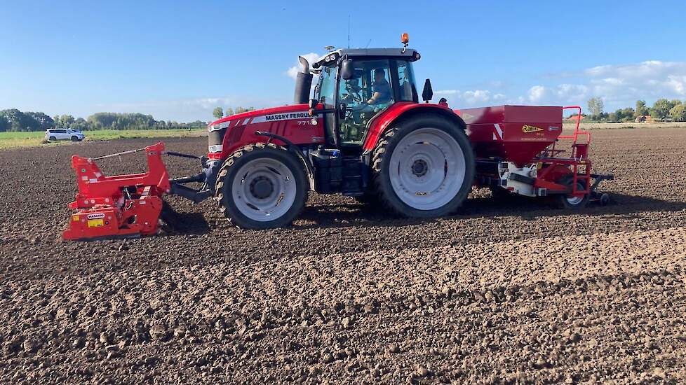 Het planten gebeurt met een Koningsplanter van Wifo van de buurman. „Zo helpen we elkaar: hij verzorgt het planten, wij doen het rooien”, zegt Peter Varekamp.