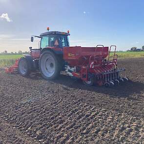 Varekamp teelt zo’n zeven of acht jaar winterplantuien. En meestal was dat met succes, aldus Varekamp. De ondernemers telen de winterplantuien voor de helft vrij. Ze werken met een vaste afnemer.