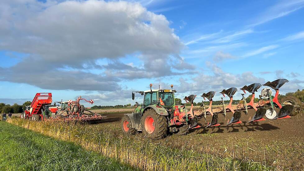 Het land is voor het planten geploegd met een vijfschaar wentelploeg. Met de rotorkopeg wordt de grond fijn gemaakt zodat er een mooi egaal plantbed ligt van 2,25 meter. Het planten gaat perfect, vertelt Varekamp. „Het is prachtig weer, de grond ligt er b