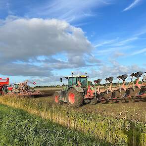 Het land is voor het planten geploegd met een vijfschaar wentelploeg. Met de rotorkopeg wordt de grond fijn gemaakt zodat er een mooi egaal plantbed ligt van 2,25 meter. Het planten gaat perfect, vertelt Varekamp. „Het is prachtig weer, de grond ligt er b