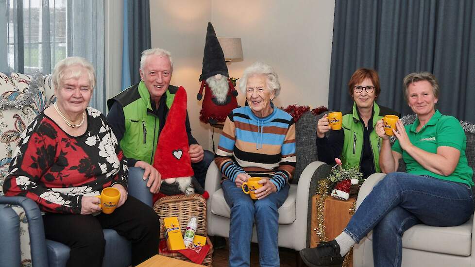 Ben en Marjon Verkleij delen chocolademelk uit in een verzorgingstehuis in Roelofarendsveen (helemaal rechts begeleider Inge).