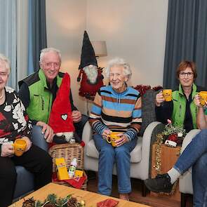 Ben en Marjon Verkleij delen chocolademelk uit in een verzorgingstehuis in Roelofarendsveen (helemaal rechts begeleider Inge).