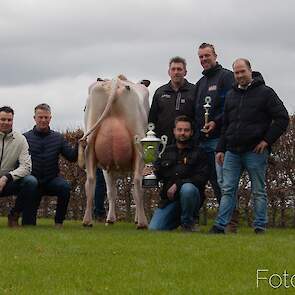 Op de foto de jury bestaande uit Rutger Prins (l) en Addy Moree (tweede van links). En het winnende team van Zuid-Holland. Van links naar rechts: Kees Versluis, Johannes het Lam, Johan Zwijnenburg en David Schakel.