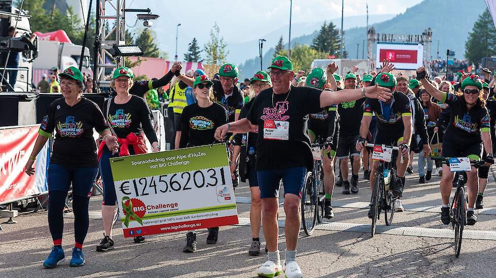 Team Foodvalley droeg de cheque met het bedrag van 1.245.620,31 de finish over. Voormalig varkenshouder Peter Druijff op zijn klompen. Hiermee liep hij de tweede beklimming. „Op mijn klompen onmacht omzetten in kracht. Wij deden mee met de saneringsregeli