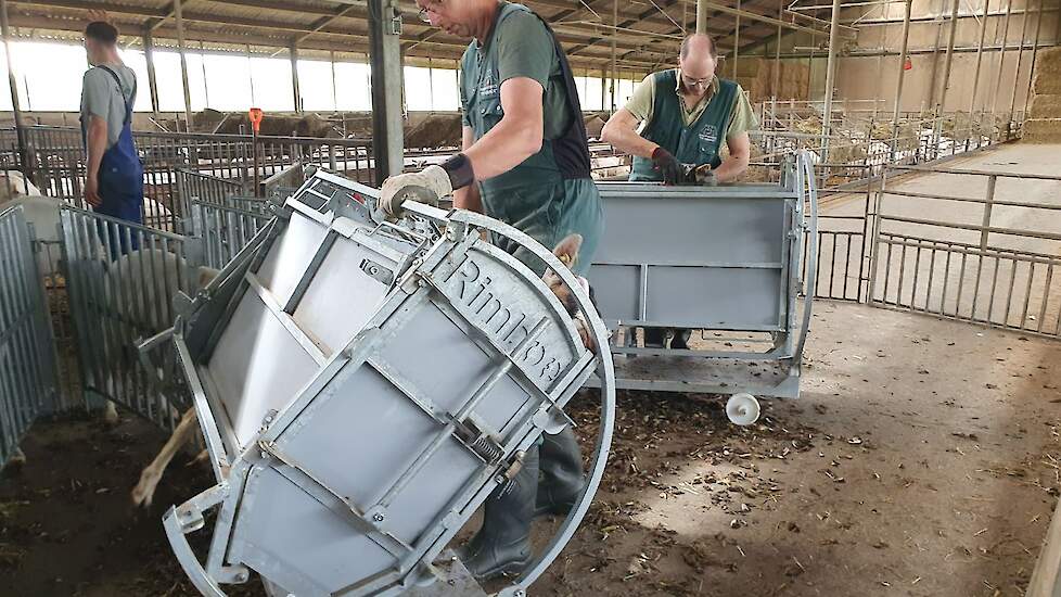 Op de voergang staan drie draaibare bekapboxen klaar.