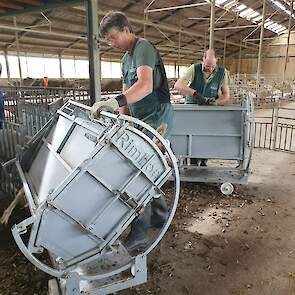 Op de voergang staan drie draaibare bekapboxen klaar.