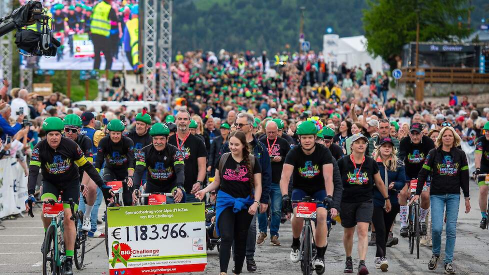 Donderdag 6 juni om 19.30 uur gingen de BIG Challengers als een groene sliert over de finish van Alpe d’HuZes. Deze editie waren er 226 deelnemers uit de agri- en foodsector uit heel Nederland. 180 beklommen een of meerdere keren de Alpe op donderdag en 4