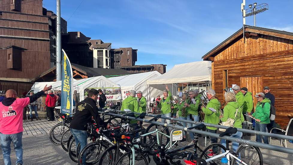 Bij het oppeppunt van BIG Challenge nemen vrijwilligers de fietsen aan en kan deelnemers uitrusten. Het dweilorkest Moizat uit Mill, dit jaar het huisorkest van BIG Challenge, zorgde voor muzikale opluistering wat polonaises in en buiten de tent opleverde