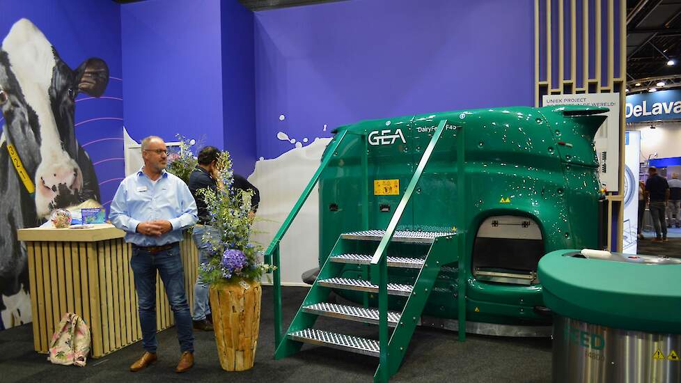 Een noviteit op de beurs is de DairyFeed F4500 voerrobot van GEA. „Die hebben we sinds begin dit jaar op de markt”, vertelt Piet-Jan de Vries van GEA, links op de foto. „Er rijden er nu drie in Nederland, en de vierde wordt dit jaar nog opgestart.” Dat er