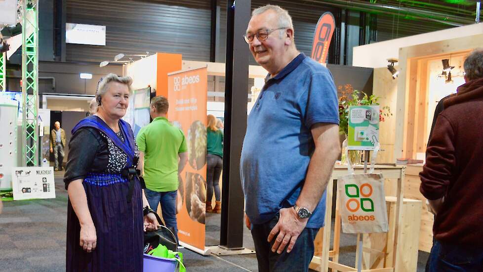 Een andere opvallende verschijning is deze dame in fraaie Staphorster dracht. „Wij zijn de maatschap Slager-Hofstede”, zo stelt haar echtgenoot Jan (66) zich voor. Samen met zijn Jantje (67) melken ze 75 koeien in De Lichtmis bij Zwolle. „Nou, nog twee ja