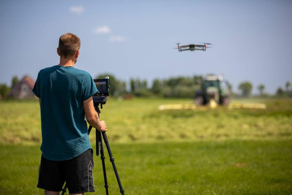 Aan het werk met de drone tijdens het maaien.