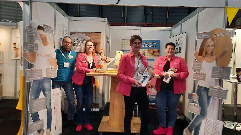 Iris Odink, middenvoor op de foto, legpluimveehoudster in Lutten (OV) en voormalig penningmeester NVP, was voor het eerst op de NOT beurs. „Wat mij opviel en zorgen baart is het toenemende aantal vega-docenten. Zij zullen de kinderen vanuit hun idealisme