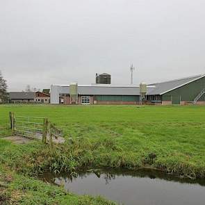 De nieuwe stal werd in 2012 gebouwd (rechts) het melkgebouw met caroussel kwam er in 2011(links). Daarachter staat de oude stal. De buitentrap aan de nieuwe stal leidt naar een looppad boven de voergang. De Groot gebruik dit zelf nooit, maar maakte het vo