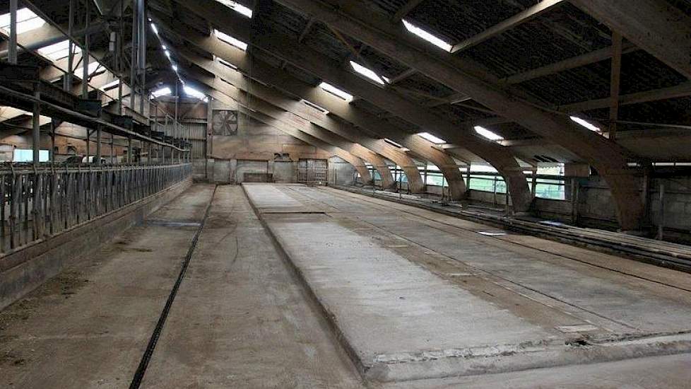 Hoewel het bedrijf  drie prima oude  stohokken heeft, wil De Groot een kwart van de oude stal volledig inrichten als strostal, door beton op te storten.