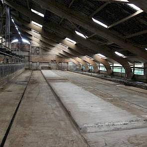 Hoewel het bedrijf  drie prima oude  stohokken heeft, wil De Groot een kwart van de oude stal volledig inrichten als strostal, door beton op te storten.