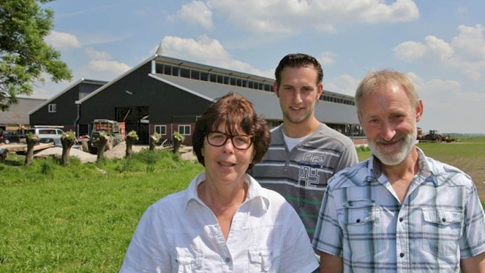 Adrie (60), Joke (57) en Lennart (26) Streng kozen voor een nieuwe stal met Italiaans dak. Een van de redenen is de eis van de welstandscommissie om, ondanks de stalbreedte van 34 meter, het dak niet hoger dan 10 meter te maken. Daarnaast sprak de goede v