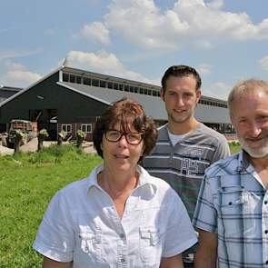 Adrie (60), Joke (57) en Lennart (26) Streng kozen voor een nieuwe stal met Italiaans dak. Een van de redenen is de eis van de welstandscommissie om, ondanks de stalbreedte van 34 meter, het dak niet hoger dan 10 meter te maken. Daarnaast sprak de goede v